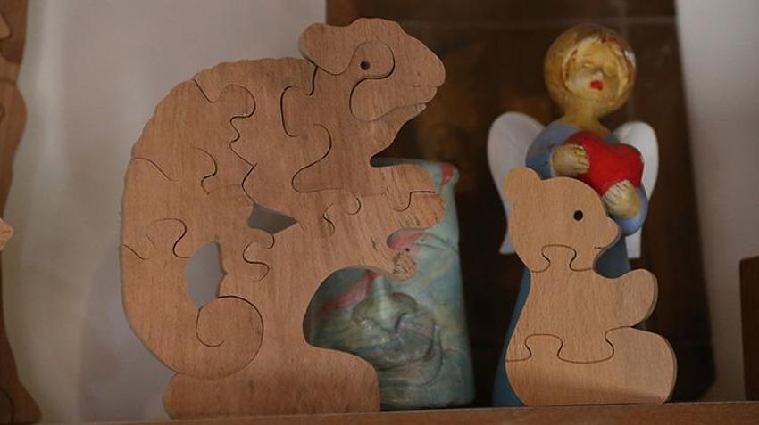 Açmayı planladığı atölyesi yıkıldı, pes etmedi! Hatayı usta, çocukları mutlu eden ahşap yapbozları yeniden üretmeye başladı