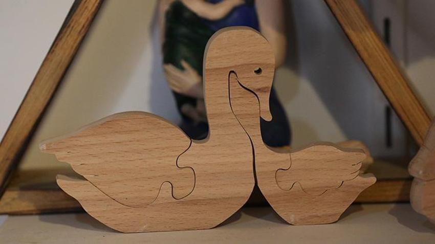 Açmayı planladığı atölyesi yıkıldı, pes etmedi! Hatayı usta, çocukları mutlu eden ahşap yapbozları yeniden üretmeye başladı