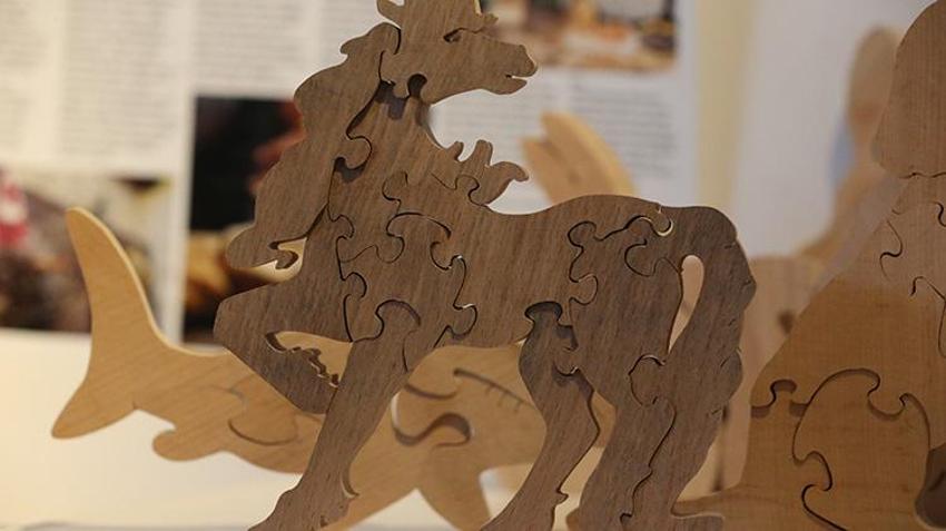 Açmayı planladığı atölyesi yıkıldı, pes etmedi! Hatayı usta, çocukları mutlu eden ahşap yapbozları yeniden üretmeye başladı