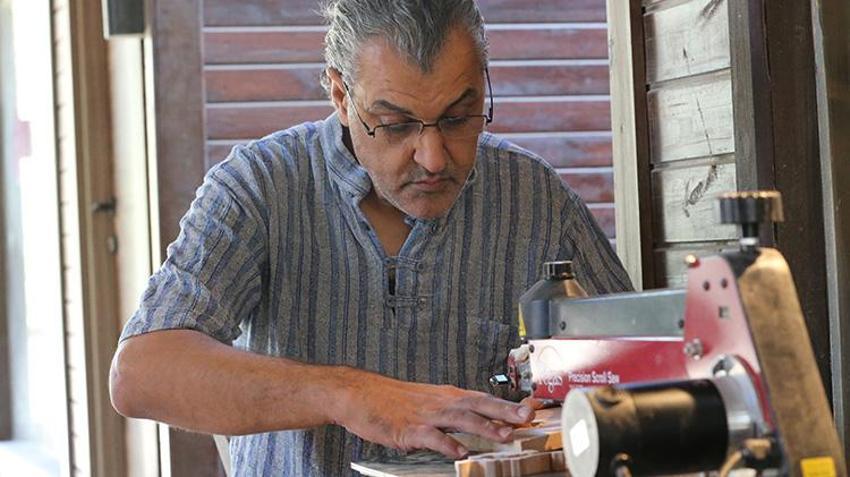 Açmayı planladığı atölyesi yıkıldı, pes etmedi! Hatayı usta, çocukları mutlu eden ahşap yapbozları yeniden üretmeye başladı