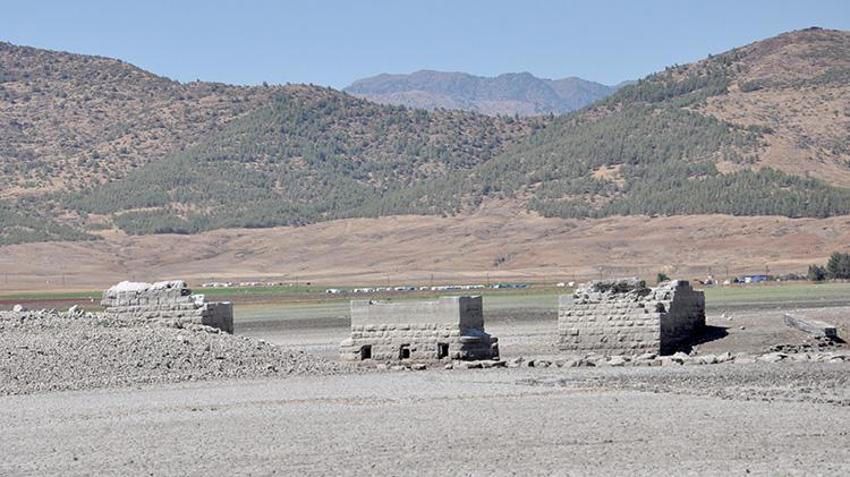 Gaziantep'te barajın su seviyesi düşünce tarihi Hicaz Demir Yolu hattı gün yüzüne çıktı
