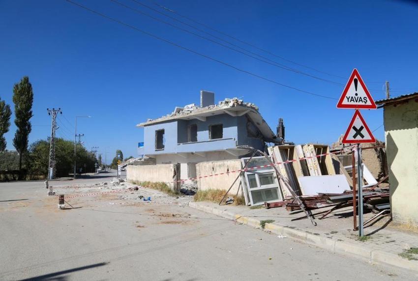 Van trafiğini rahatlatacak kritik adım: Hatuniye Caddesi'ndeki yapıların yıkımı devam ediyor