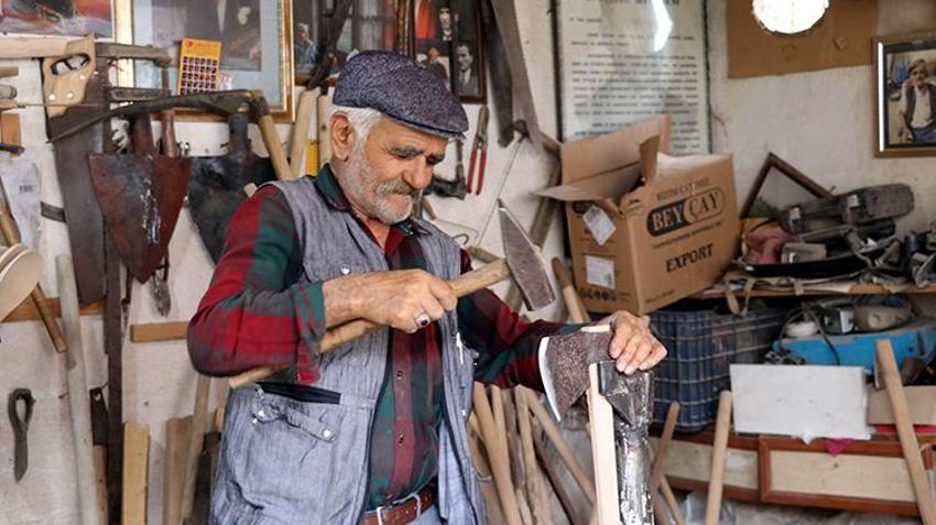 Emekli olduktan sonra boş durmamak için başladı, kazma küreğe sap yapıp Amasya'nın 'Sapçı Pala'sı oldu!