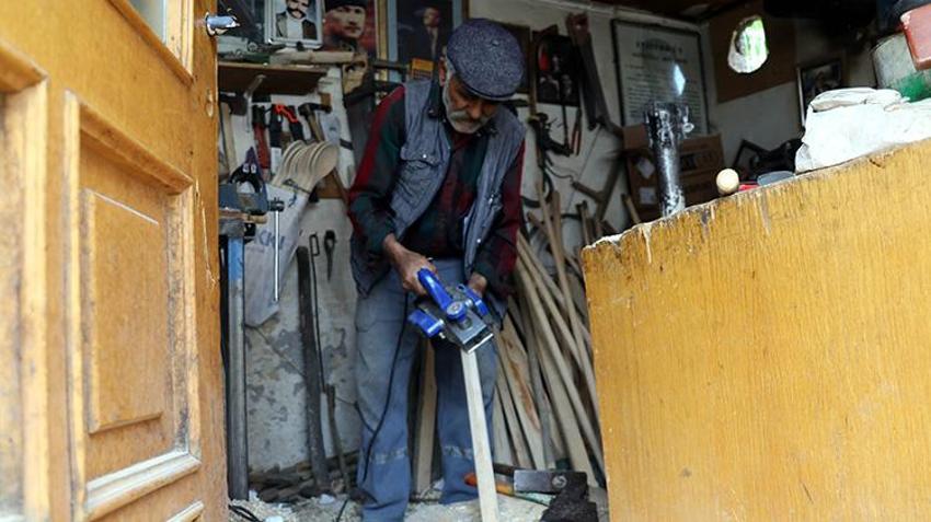 Emekli olduktan sonra boş durmamak için başladı, kazma küreğe sap yapıp Amasya'nın 'Sapçı Pala'sı oldu!