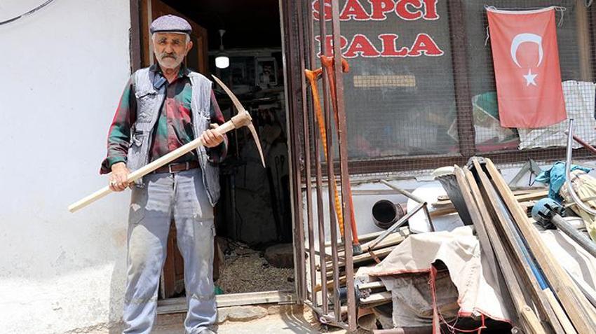 Emekli olduktan sonra boş durmamak için başladı, kazma küreğe sap yapıp Amasya'nın 'Sapçı Pala'sı oldu!