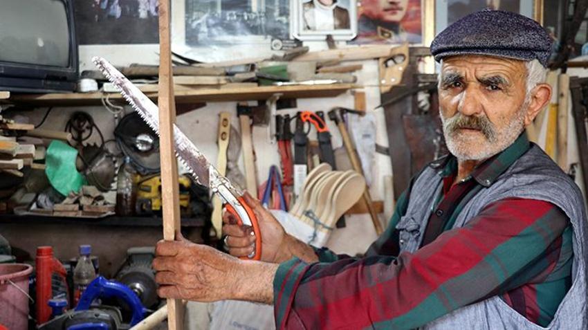 Emekli olduktan sonra boş durmamak için başladı, kazma küreğe sap yapıp Amasya'nın 'Sapçı Pala'sı oldu!