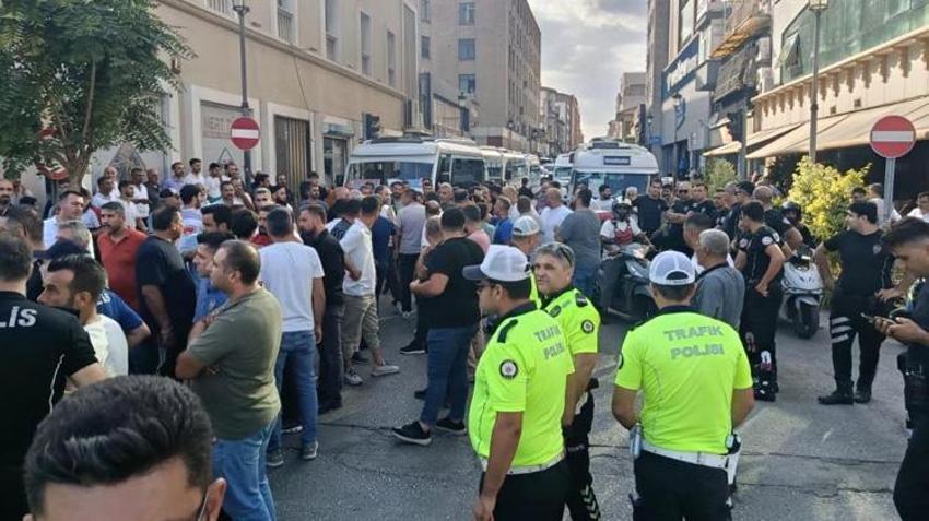 Adana’da dolmuş krizi: Sürücüler caddeyi trafiğe kapattı!