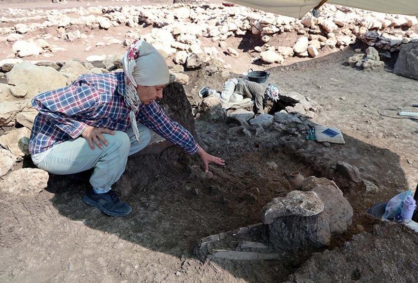 Dünya uygarlık tarihine ışık tutan 12 bin yıllık Çayönü Tepesi'nde 8 mezar gün yüzüne çıkarıldı