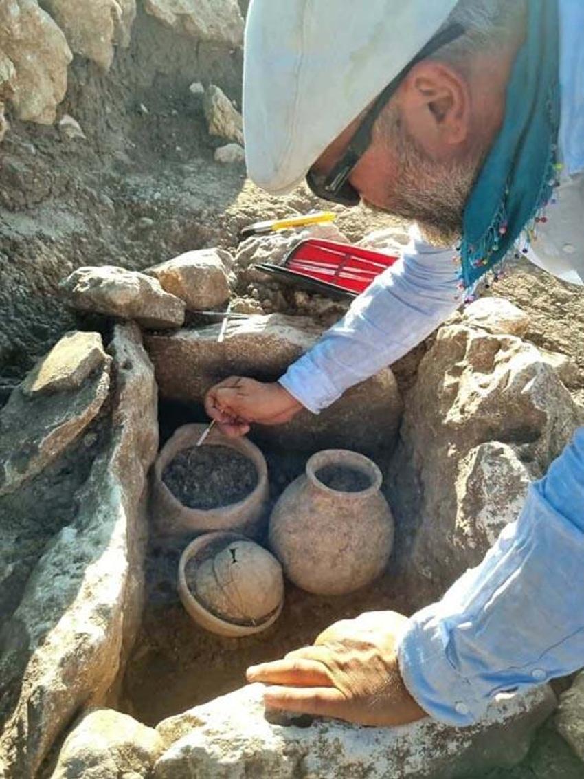 Dünya uygarlık tarihine ışık tutan 12 bin yıllık Çayönü Tepesi'nde 8 mezar gün yüzüne çıkarıldı