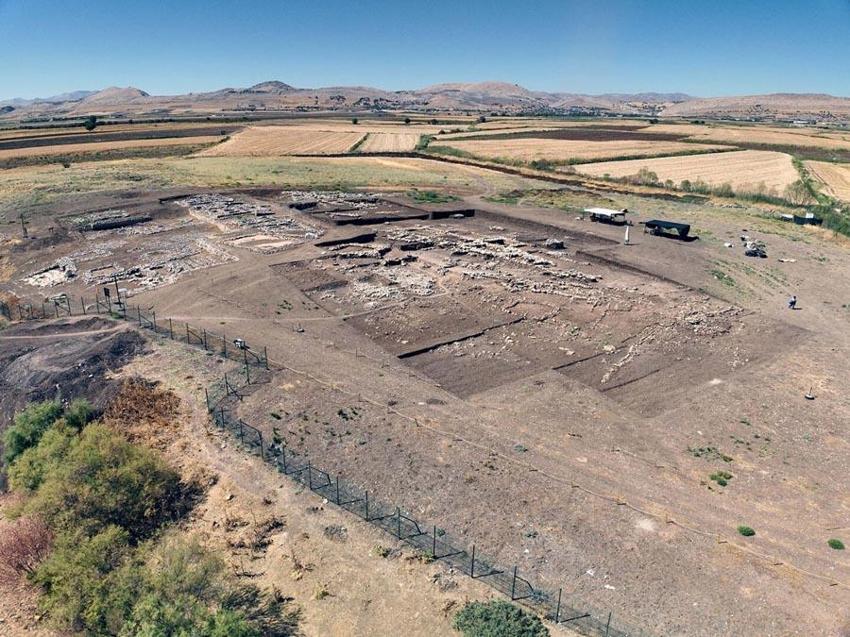 Dünya uygarlık tarihine ışık tutan 12 bin yıllık Çayönü Tepesi'nde 8 mezar gün yüzüne çıkarıldı