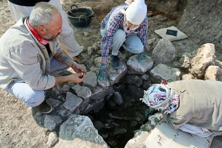 Dünya uygarlık tarihine ışık tutan 12 bin yıllık Çayönü Tepesi'nde 8 mezar gün yüzüne çıkarıldı