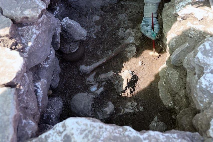 Dünya uygarlık tarihine ışık tutan 12 bin yıllık Çayönü Tepesi'nde 8 mezar gün yüzüne çıkarıldı