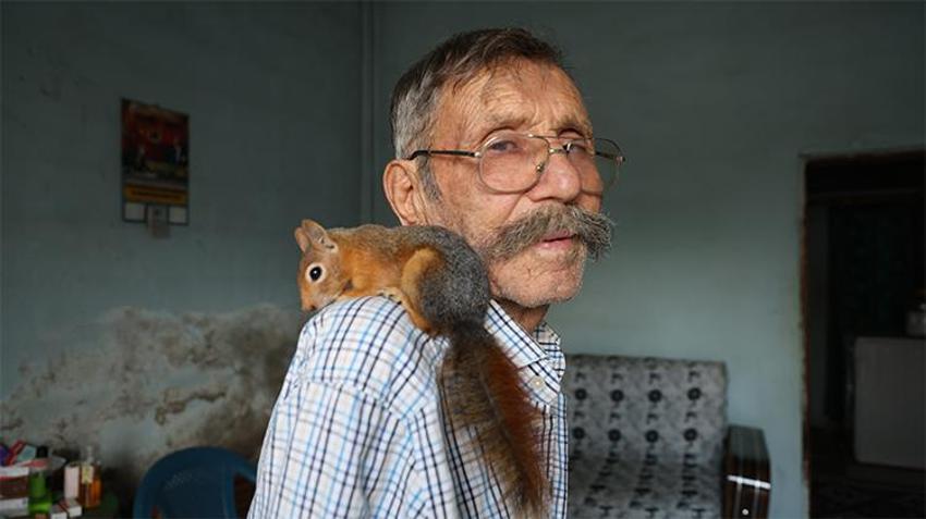 Kozan’da yürek burkan hikâye: 6 çocuğu kapısını açmıyor, bir tek sincap Kibar terk etmedi