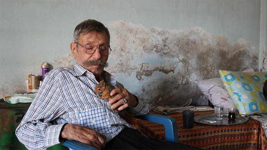 Kozan’da yürek burkan hikâye: 6 çocuğu kapısını açmıyor, bir tek sincap Kibar terk etmedi