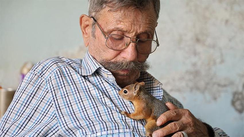 Kozan’da yürek burkan hikâye: 6 çocuğu kapısını açmıyor, bir tek sincap Kibar terk etmedi