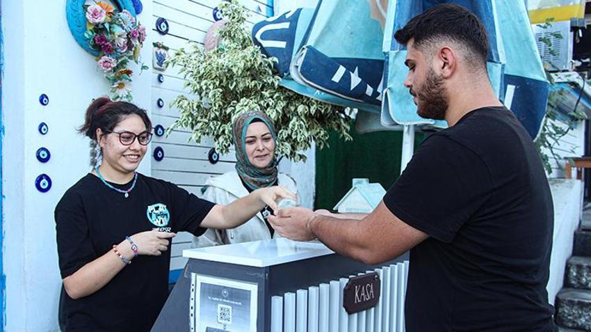 Adana'da eşi mide kanseri olan kadın ticarete atıldı! 25 kişiye iş imkanı sağladığı dükkanıyla ailesini ayakta tuttu