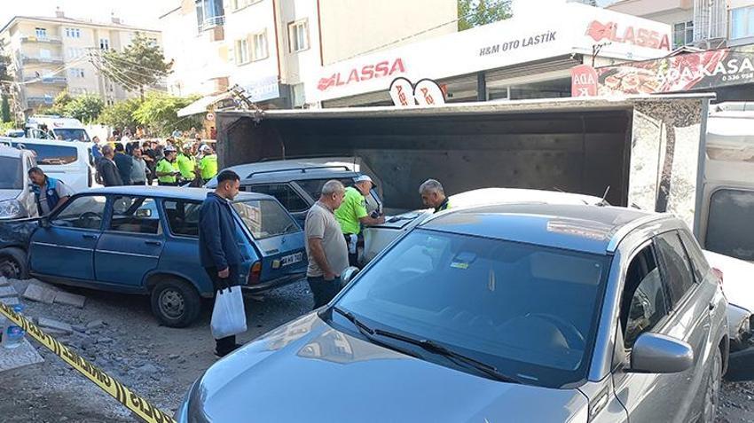 Malatya'da freni arızalanan hafriyat kamyonu onlarca aracı hurdaya çevirdi!