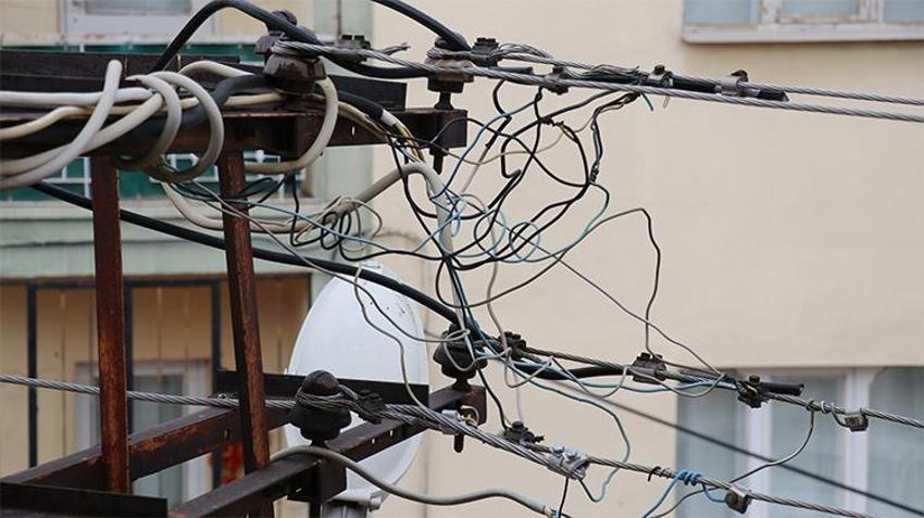 Sivas'ta mahalle sakinlerinin korkulu rüyası! ÇEDAŞ'a çağrı: Acil çözüm bekliyoruz