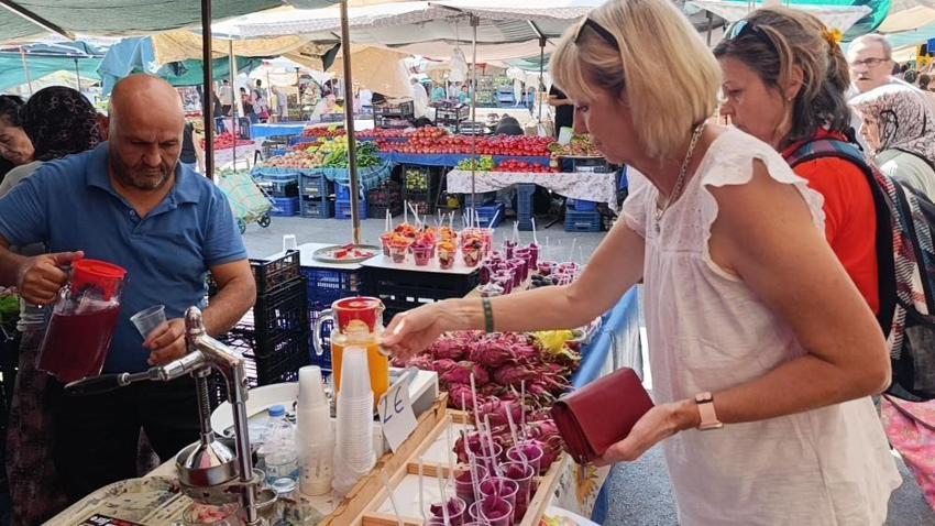 Manavgat'ın pazarında tarihi izdiham Alman turistler akın etti!
