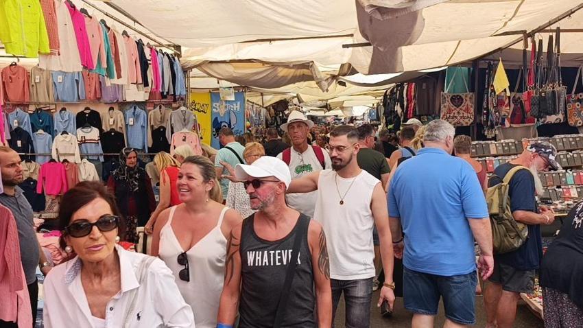 Manavgat'ın pazarında tarihi izdiham Alman turistler akın etti!