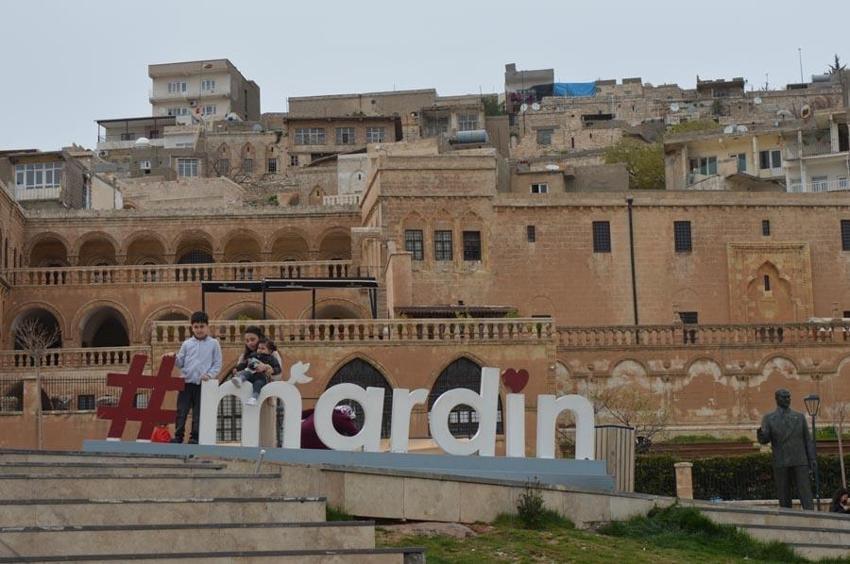 İnşaatlarda şehrin simgesi Mardin taşları yerine kent dokusuna uygun olmayan taşlar kullanıldığı iddiası