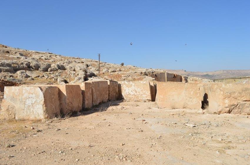 İnşaatlarda şehrin simgesi Mardin taşları yerine kent dokusuna uygun olmayan taşlar kullanıldığı iddiası