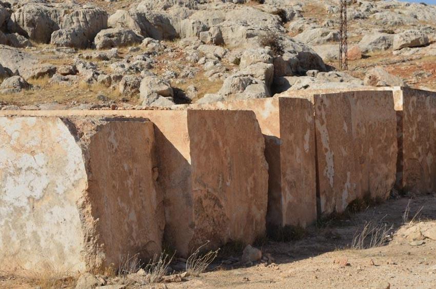 İnşaatlarda şehrin simgesi Mardin taşları yerine kent dokusuna uygun olmayan taşlar kullanıldığı iddiası