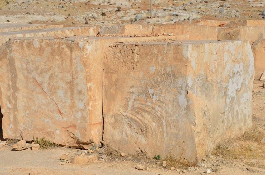 İnşaatlarda şehrin simgesi Mardin taşları yerine kent dokusuna uygun olmayan taşlar kullanıldığı iddiası