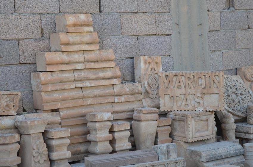 İnşaatlarda şehrin simgesi Mardin taşları yerine kent dokusuna uygun olmayan taşlar kullanıldığı iddiası