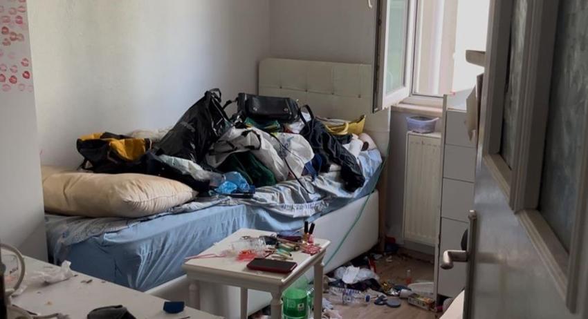 Bursa’da şok eden manzara: 5 katlı apartmanın en üst katından 2 kamyon çöp çıktı!