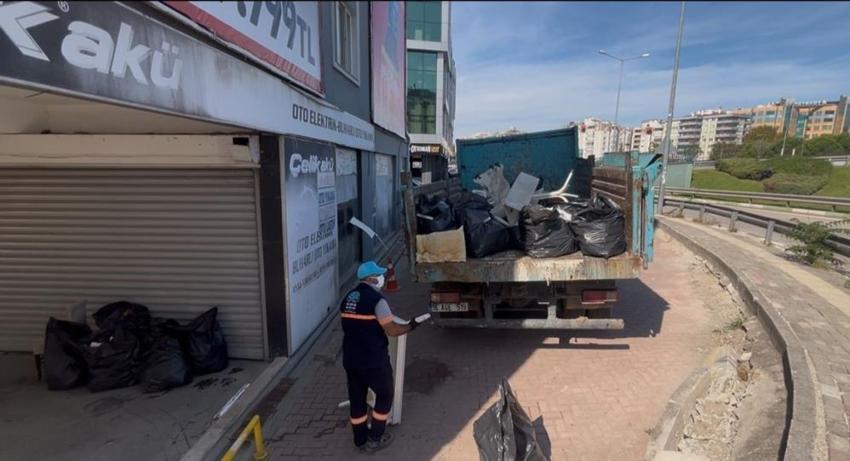 Bursa’da şok eden manzara: 5 katlı apartmanın en üst katından 2 kamyon çöp çıktı!