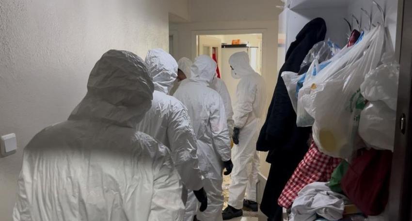 Bursa’da şok eden manzara: 5 katlı apartmanın en üst katından 2 kamyon çöp çıktı!