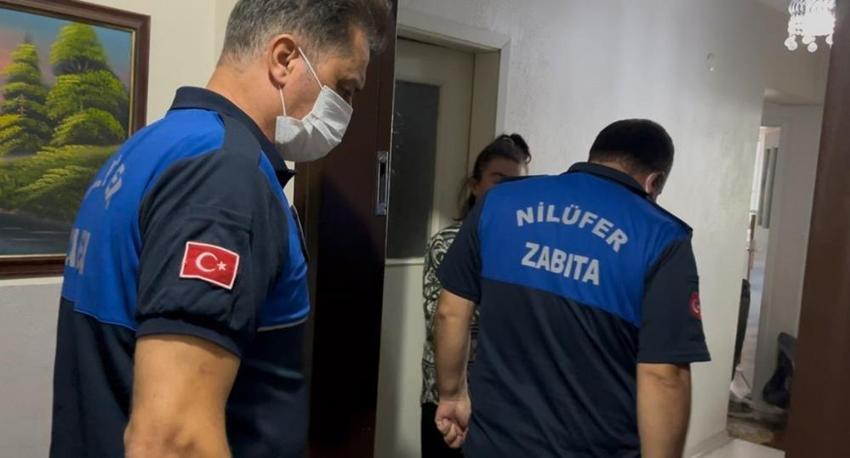 Bursa’da şok eden manzara: 5 katlı apartmanın en üst katından 2 kamyon çöp çıktı!