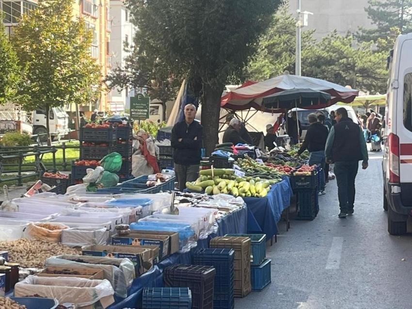 Eskişehir'de ilginç anlar! Pazarda alışveriş, binada tahliye