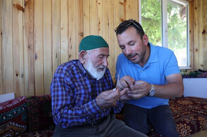 Sivas'ta 100 yaşını aştı! Mahmut dede sırrını açıkladı, her sabah mutlaka bunu yapıyor