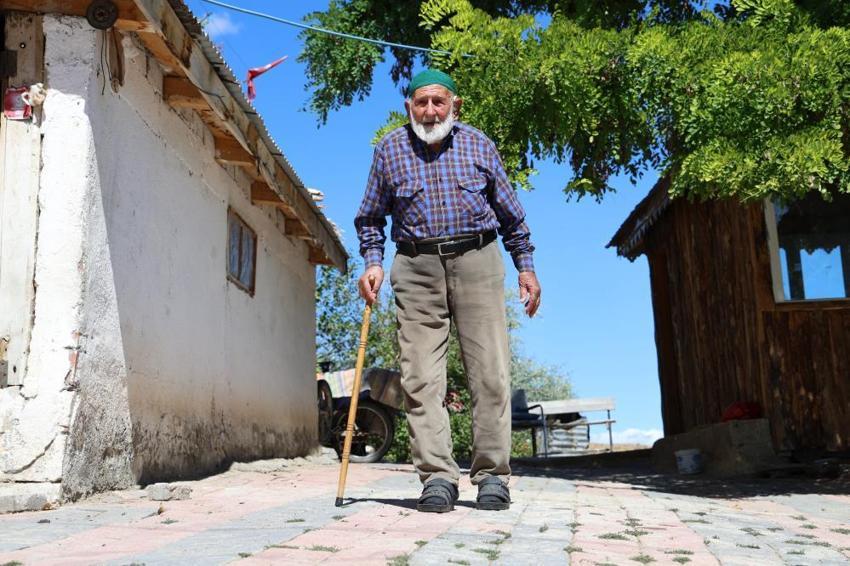 Sivas'ta 100 yaşını aştı! Mahmut dede sırrını açıkladı, her sabah mutlaka bunu yapıyor