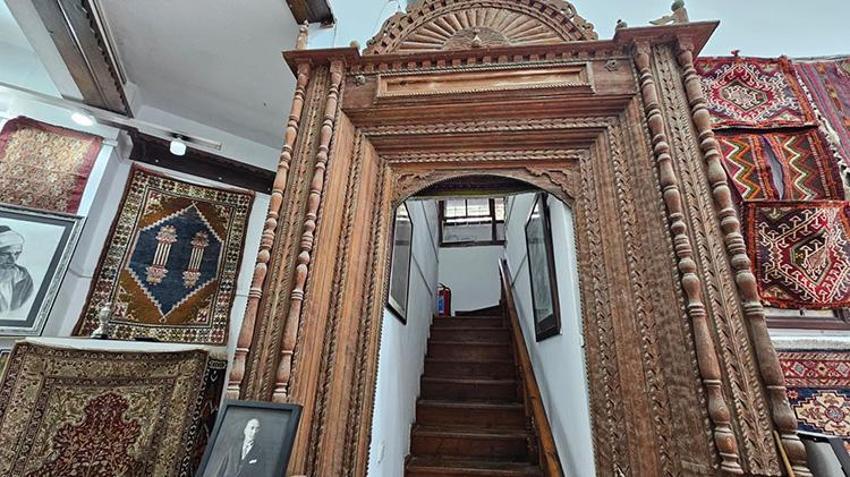 Antalya Kaleiçi'nde şaşırtıcı keşif: Halıcı dükkanındaki merdiven, 600 yıllık kayıp mihrap çıktı!