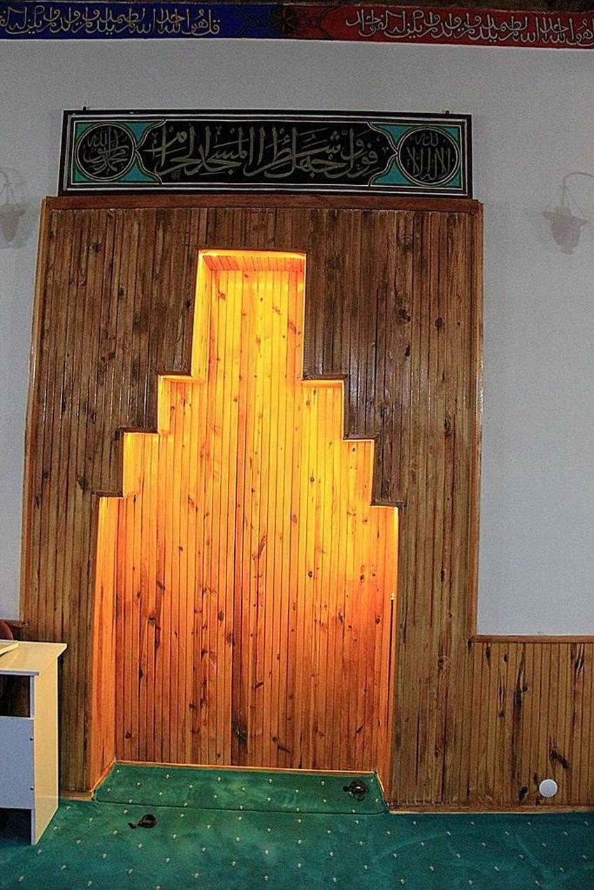 Antalya Kaleiçi'nde şaşırtıcı keşif: Halıcı dükkanındaki merdiven, 600 yıllık kayıp mihrap çıktı!