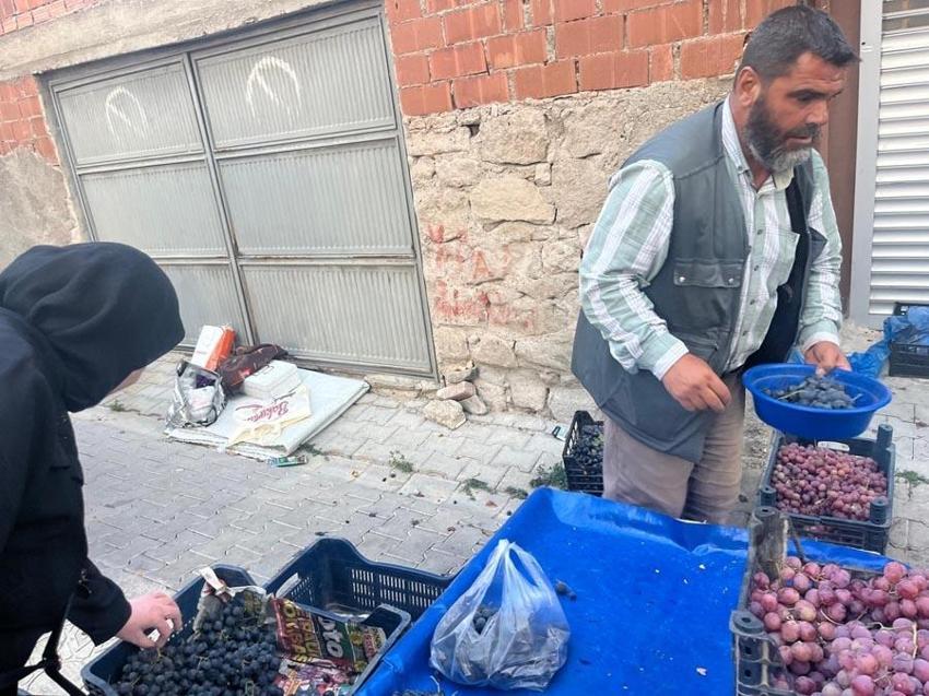 Dünyaca ünlü Alaşehir üzümleri Tavşanlı semt pazarında: Kilo fiyatı 50 TL ile 60 TL arasında değişiyor