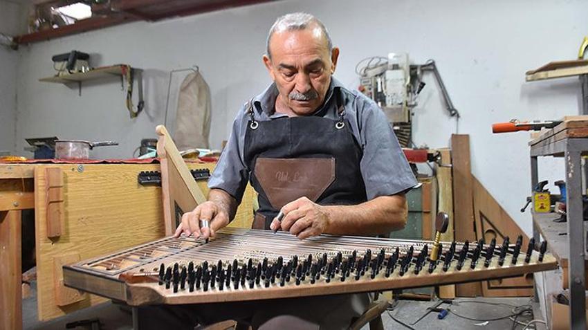 Kendisine yapmak için başladı! İzmir'de 20 yıldır üretim yapıyor: Enstrümanı bozulunca harekete geçti