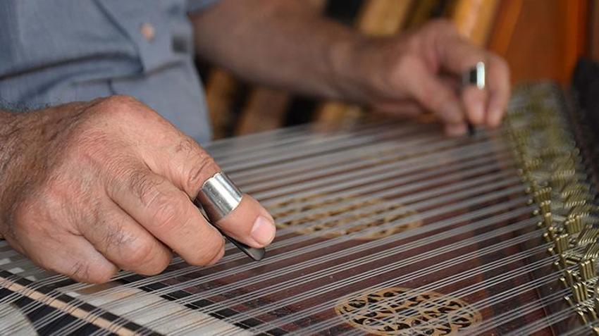 Kendisine yapmak için başladı! İzmir'de 20 yıldır üretim yapıyor: Enstrümanı bozulunca harekete geçti