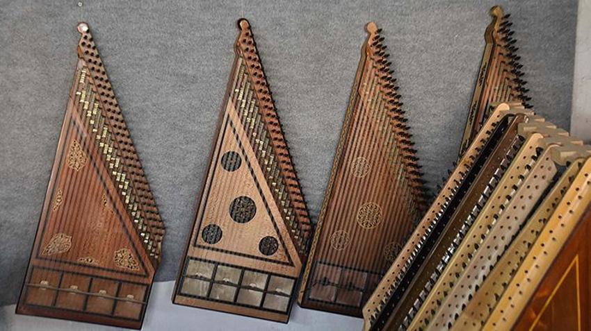 Kendisine yapmak için başladı! İzmir'de 20 yıldır üretim yapıyor: Enstrümanı bozulunca harekete geçti