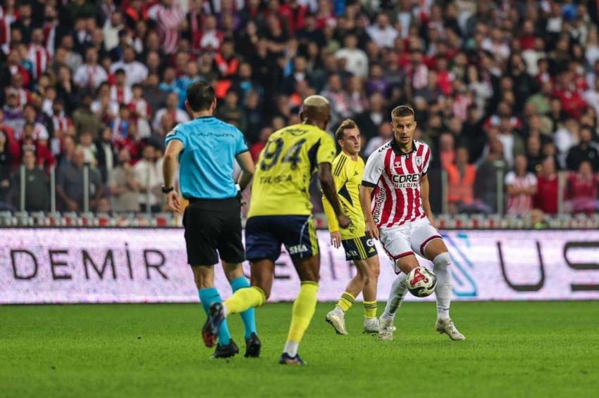 Samsunspor-Fenerbahçe maçı sonrası skandal! Musaba ve Holse yaptı, Halil Umut Meler rezalete imza attı