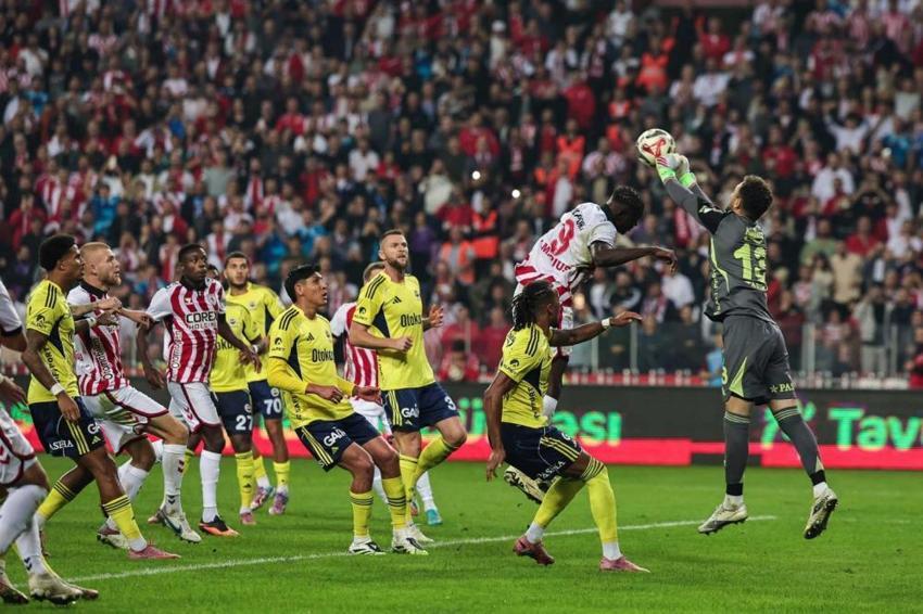 Samsunspor-Fenerbahçe maçı sonrası skandal! Musaba ve Holse yaptı, Halil Umut Meler rezalete imza attı