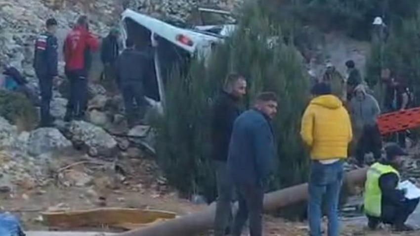 Mersin'de işçileri taşıyan minibüs şarampole yuvarlandı! Çok sayıda ölü ve yaralı var