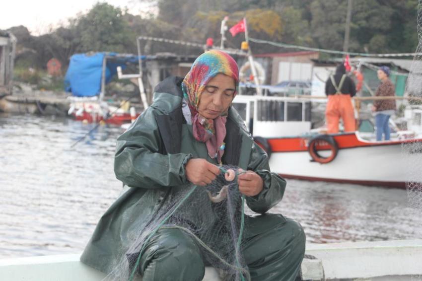 Sayıları azalsa da onlar vazgeçmiyor! Tekne kullanıp ağ atıyorlar, 70 yıllık geleneği yaşatıyorlar: İşte Karadeniz'in deniz kadınları