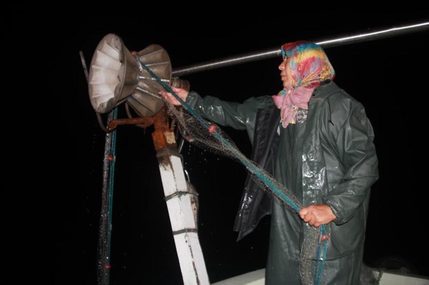 Sayıları azalsa da onlar vazgeçmiyor! Tekne kullanıp ağ atıyorlar, 70 yıllık geleneği yaşatıyorlar: İşte Karadeniz'in deniz kadınları