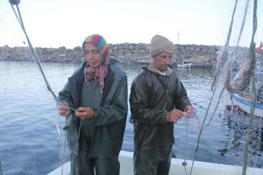 Sayıları azalsa da onlar vazgeçmiyor! Tekne kullanıp ağ atıyorlar, 70 yıllık geleneği yaşatıyorlar: İşte Karadeniz'in deniz kadınları