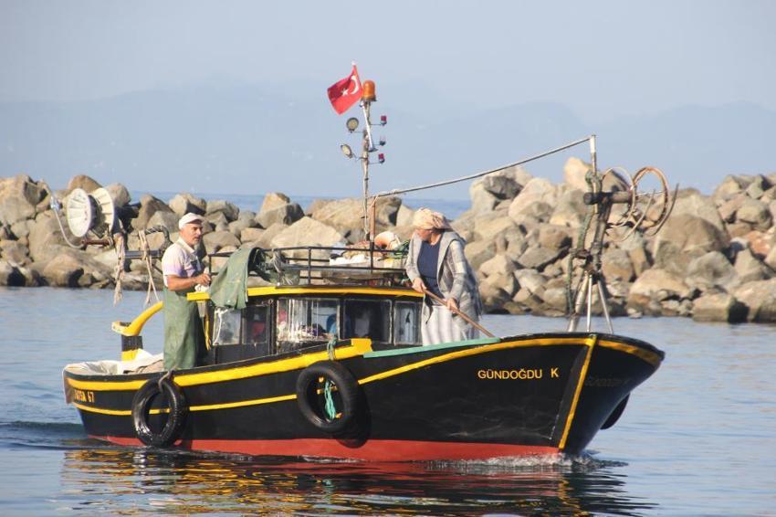 Sayıları azalsa da onlar vazgeçmiyor! Tekne kullanıp ağ atıyorlar, 70 yıllık geleneği yaşatıyorlar: İşte Karadeniz'in deniz kadınları