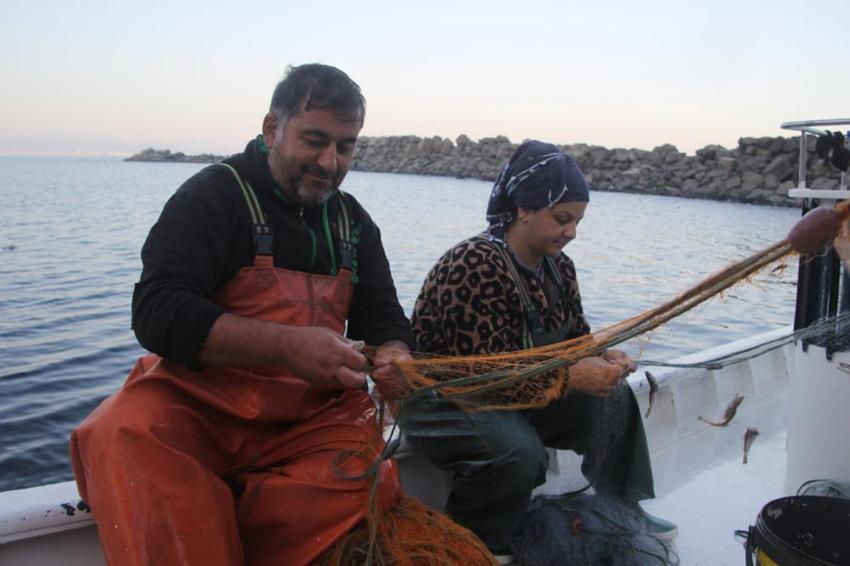 Sayıları azalsa da onlar vazgeçmiyor! Tekne kullanıp ağ atıyorlar, 70 yıllık geleneği yaşatıyorlar: İşte Karadeniz'in deniz kadınları
